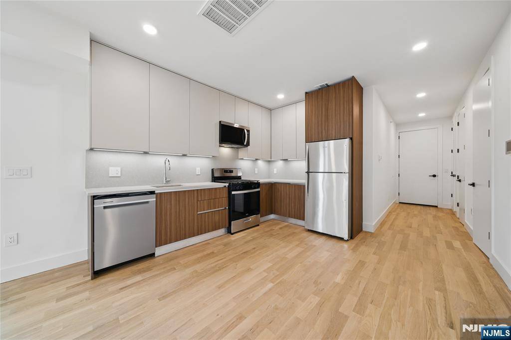 Tenafly, NJ 07670,6 W Railroad AVE #5