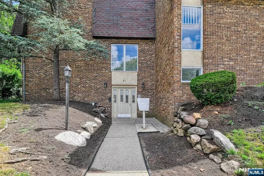 31 Home PL #1, Bergenfield, NJ 07621