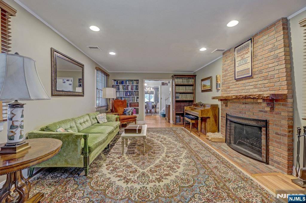 Teaneck, NJ 07666,627 S Forest DR