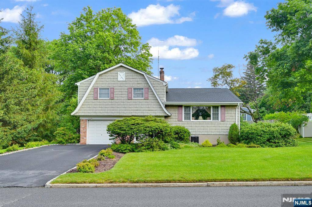 2 Clover CT, Montvale, NJ 07645