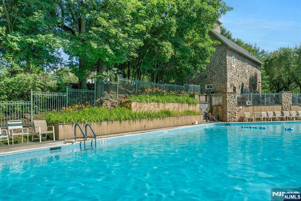 Mahwah, NJ 07430,1135 Hyde Park CT