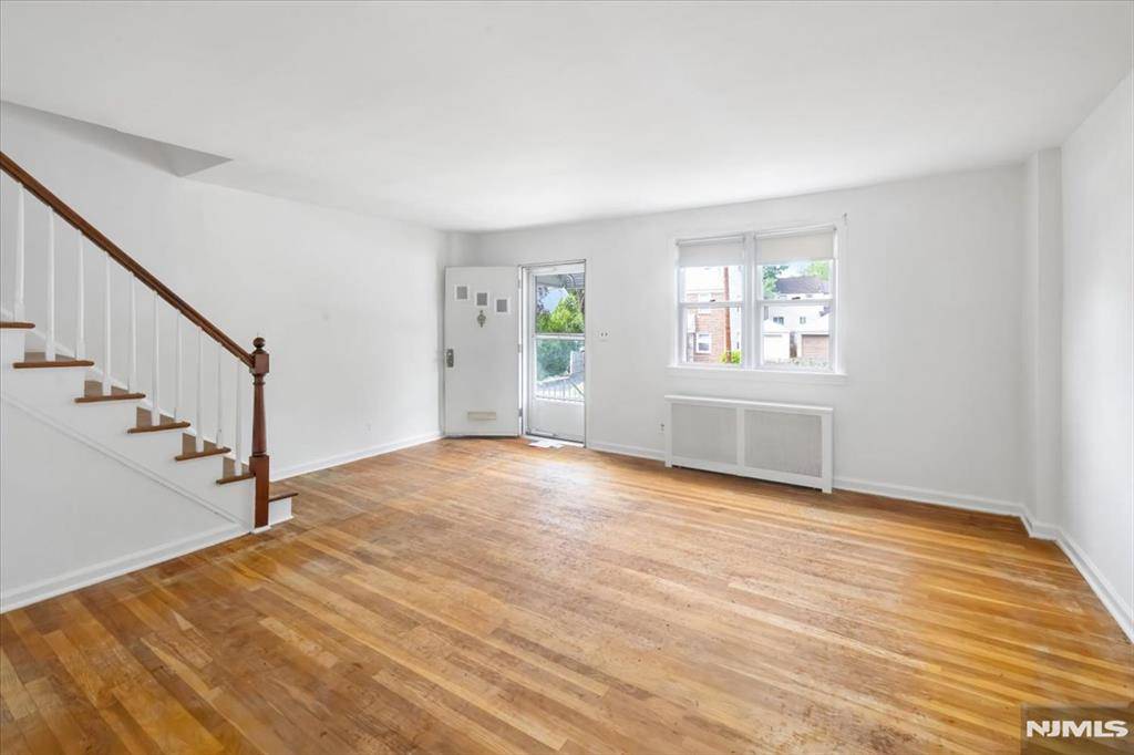 Teaneck, NJ 07666,550 Beverly RD