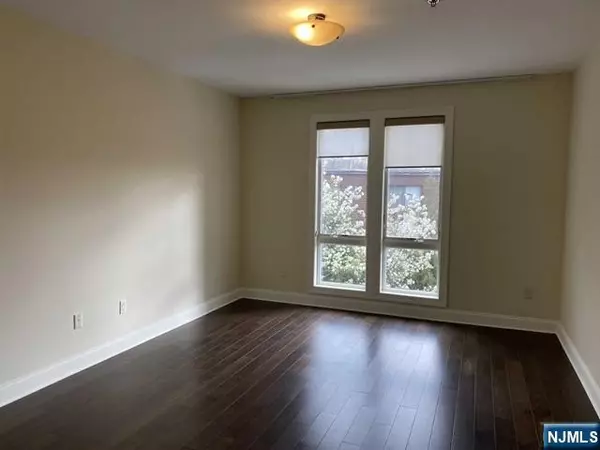 Cliffside Park, NJ 07010,255 Laird AVE #5
