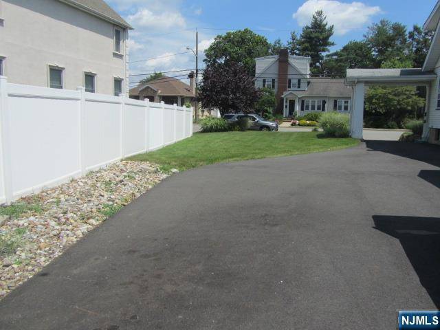 Rochelle Park, NJ 07662,33 Catherine ST #1