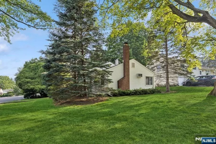 Cresskill, NJ 07626,44 Knickerbocker RD