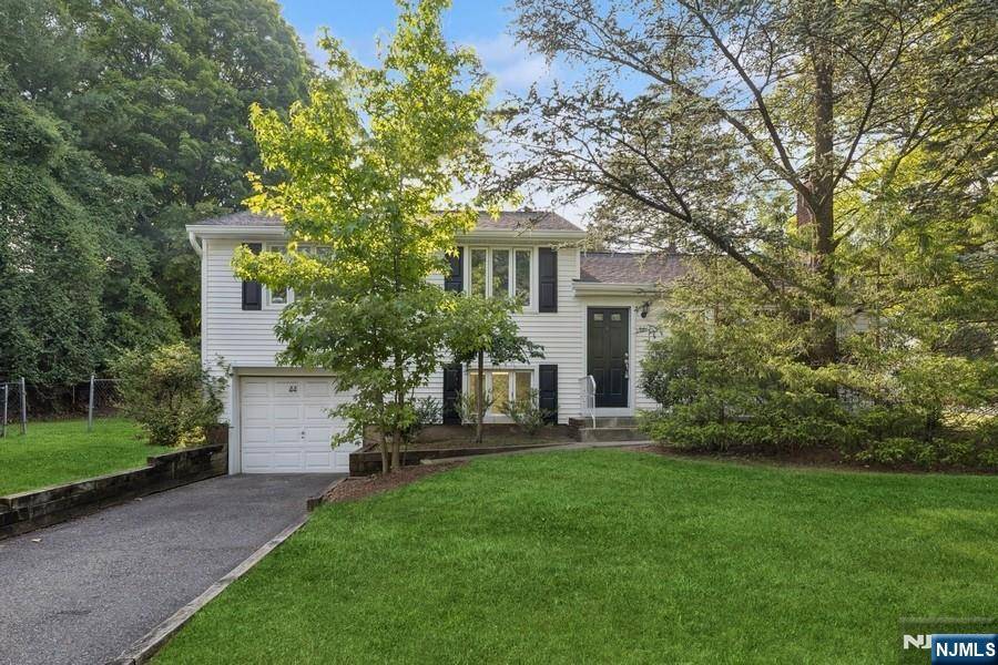 Cresskill, NJ 07626,44 Knickerbocker RD