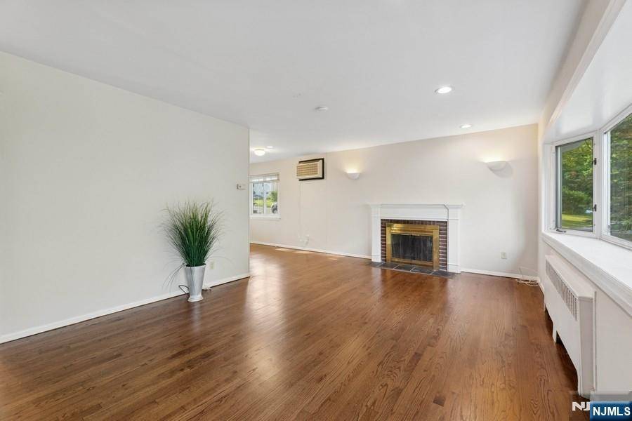 Cresskill, NJ 07626,44 Knickerbocker RD