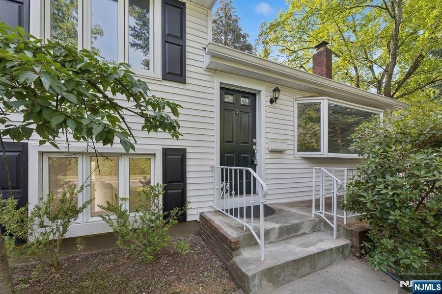 Cresskill, NJ 07626,44 Knickerbocker RD