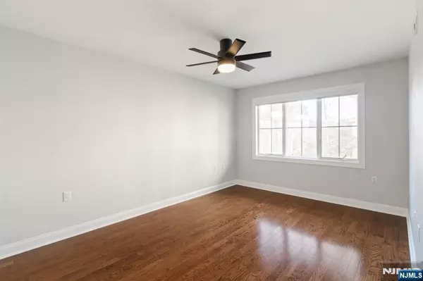 Cliffside Park, NJ 07010,11 Washington PL #102