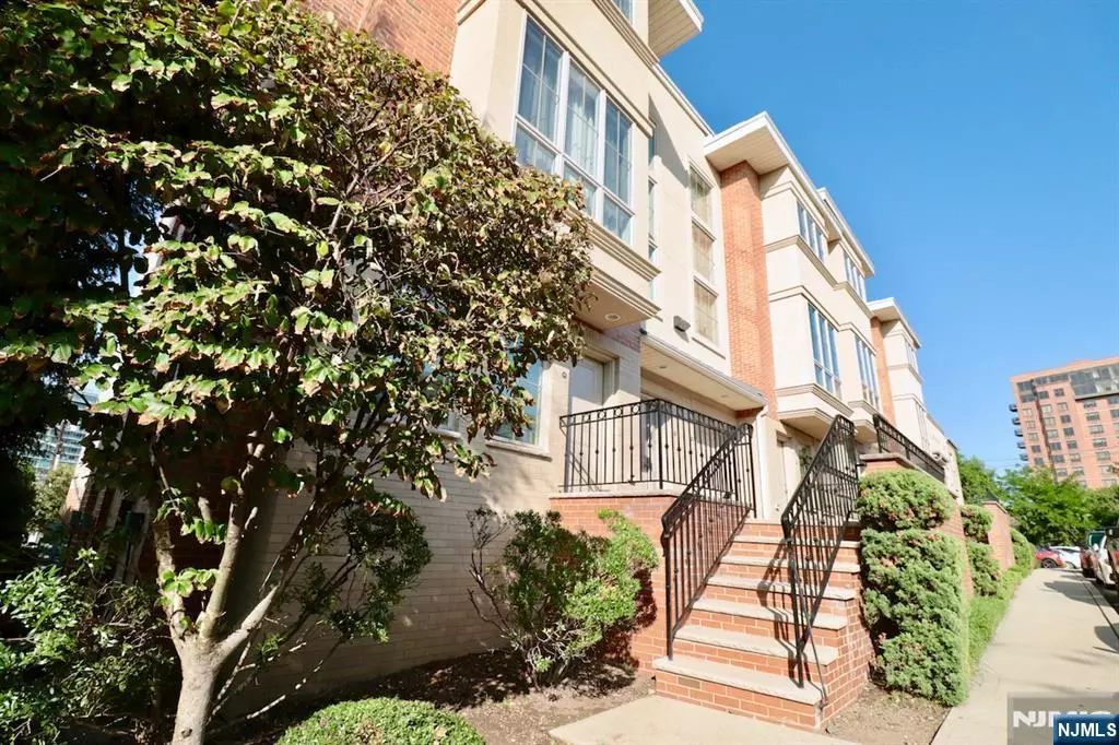 Cliffside Park, NJ 07010,11 Washington PL #102