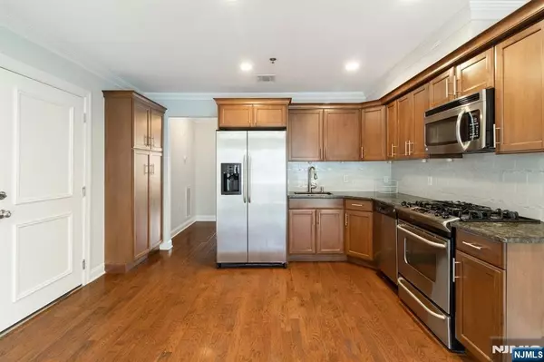 Cliffside Park, NJ 07010,11 Washington PL #102