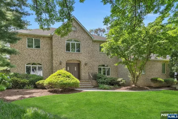 206 Paul CT, Paramus, NJ 07652
