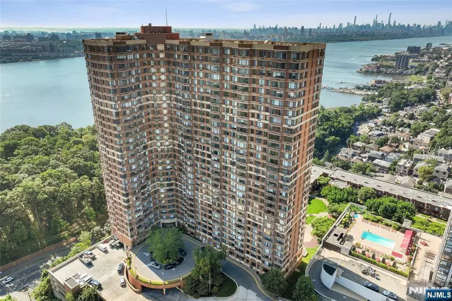 100 Old Palisade RD #3202, Fort Lee, NJ 07024