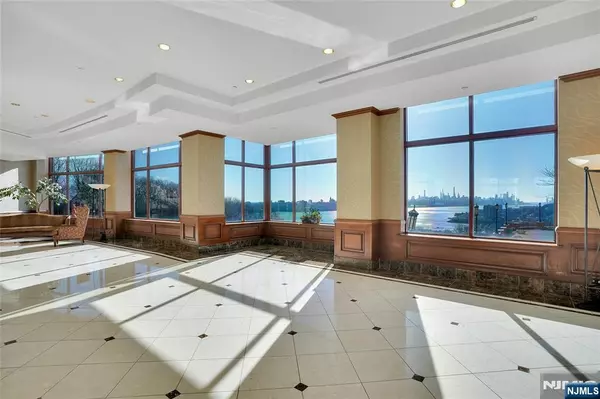 Fort Lee, NJ 07024,100 Old Palisade RD #3202