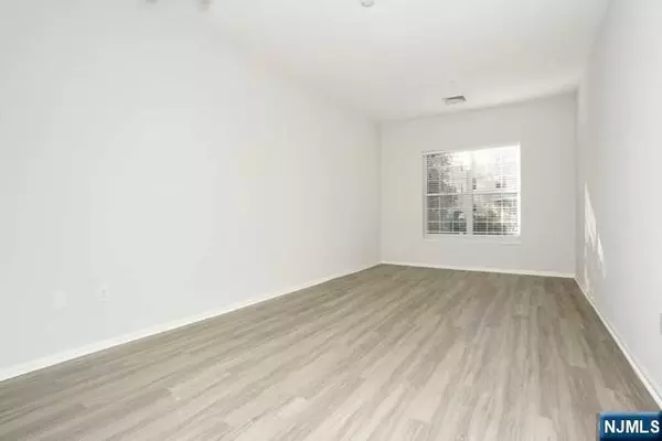 Midland Park, NJ 07432,187 Paterson AVE #3