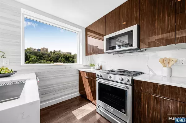 Weehawken, NJ 07086,800 Ave At Port Imperial BLVD #821