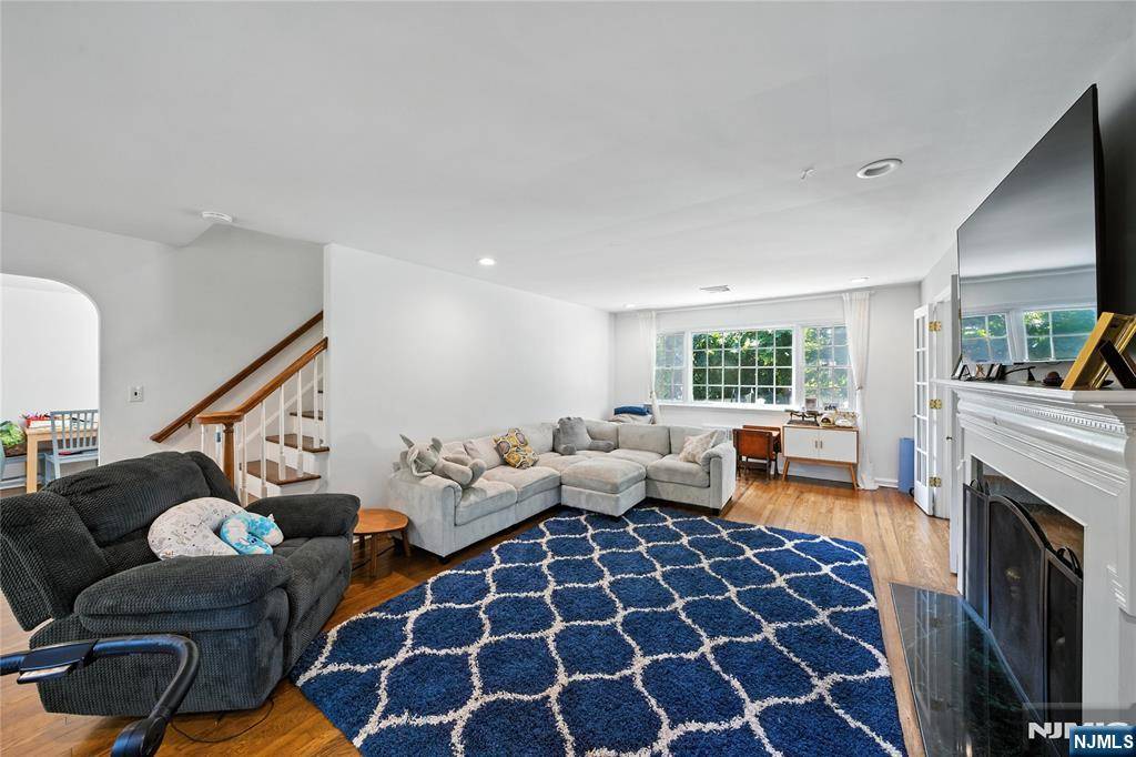 Tenafly, NJ 07670,160 Sussex RD