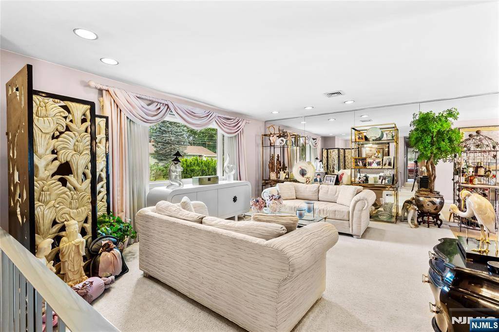 Demarest, NJ 07627,18 Ruth LN