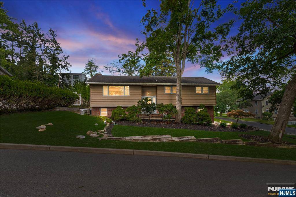 18 Ruth LN, Demarest, NJ 07627