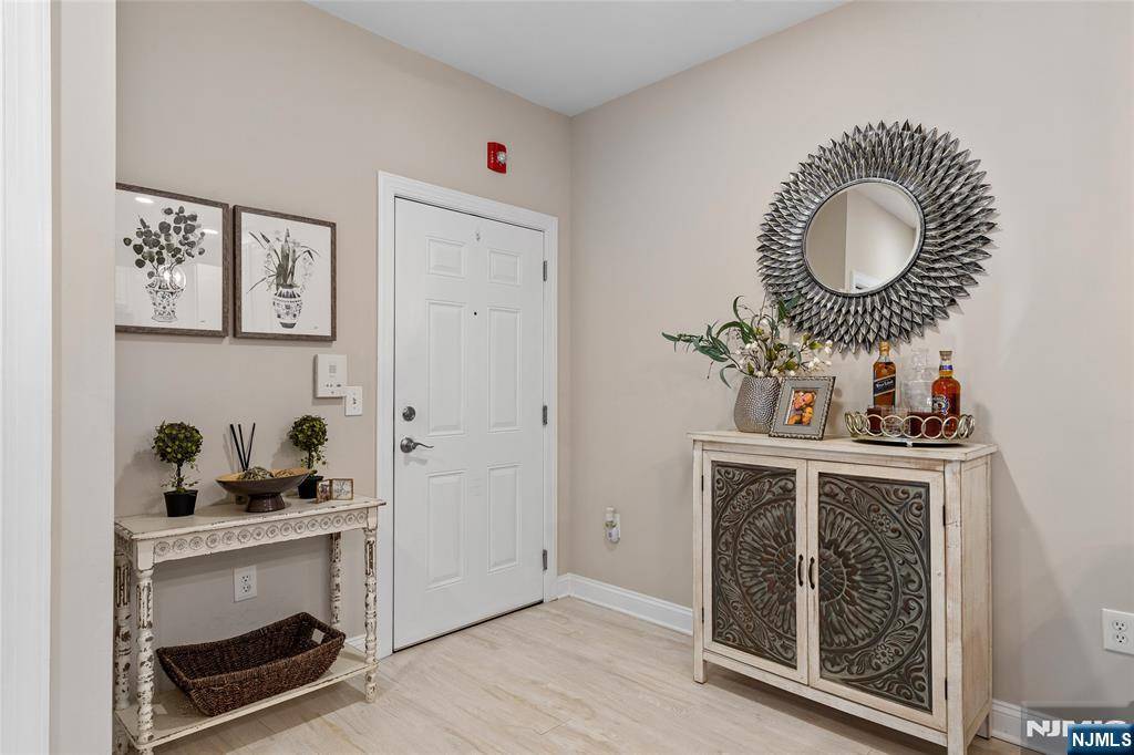 Montclair, NJ 07042,24 Elm ST #2B