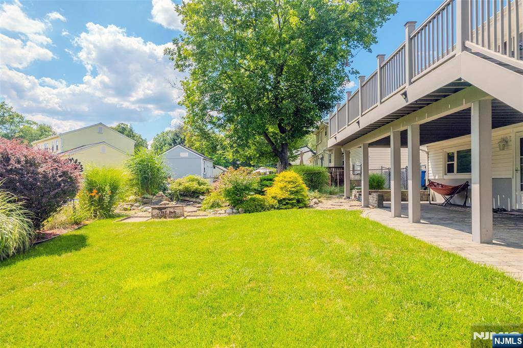 Paramus, NJ 07652,22 Cypress LN