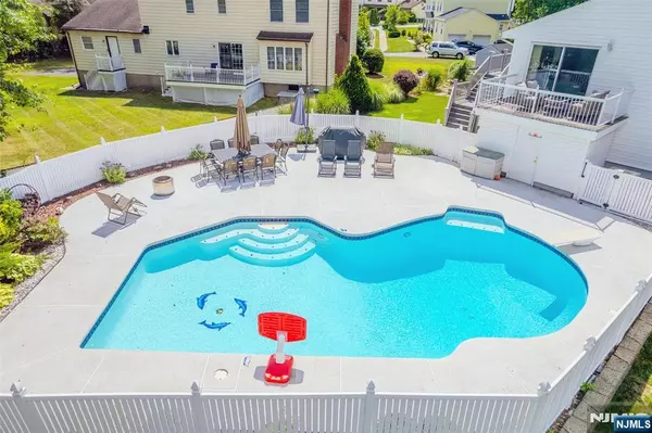 Paramus, NJ 07652,22 Cypress LN