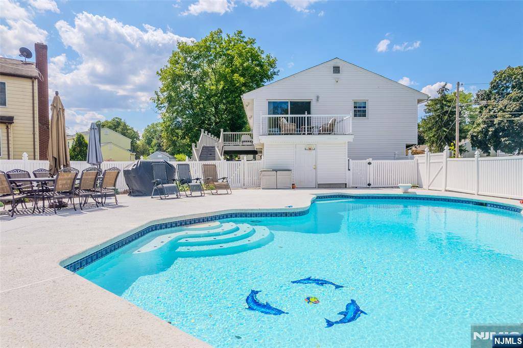 Paramus, NJ 07652,22 Cypress LN