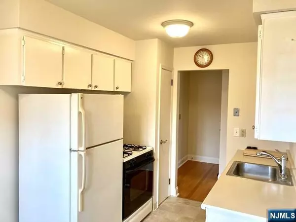 Oakland, NJ 07436,11-2 Spruce ST #11-2