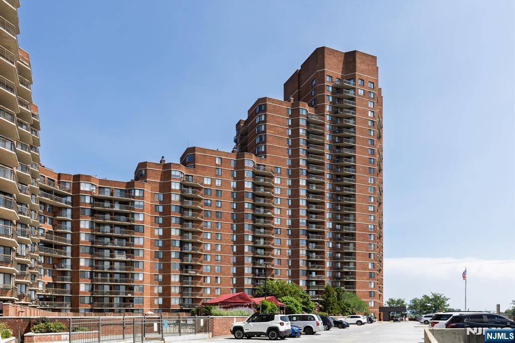 401 Harmon Cove Tower, Secaucus, NJ 07094