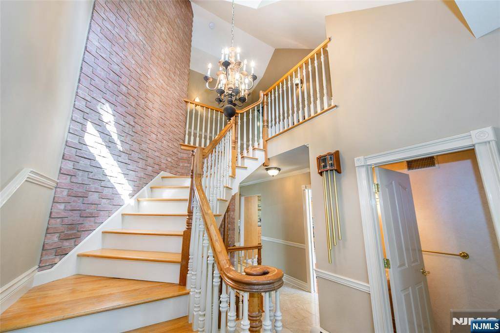 Wyckoff, NJ 07481,664 Laurel LN