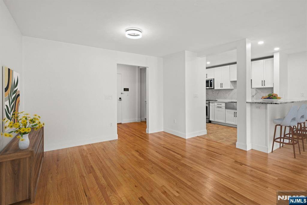 Ridgewood, NJ 07450,174 Maple AVE #3B