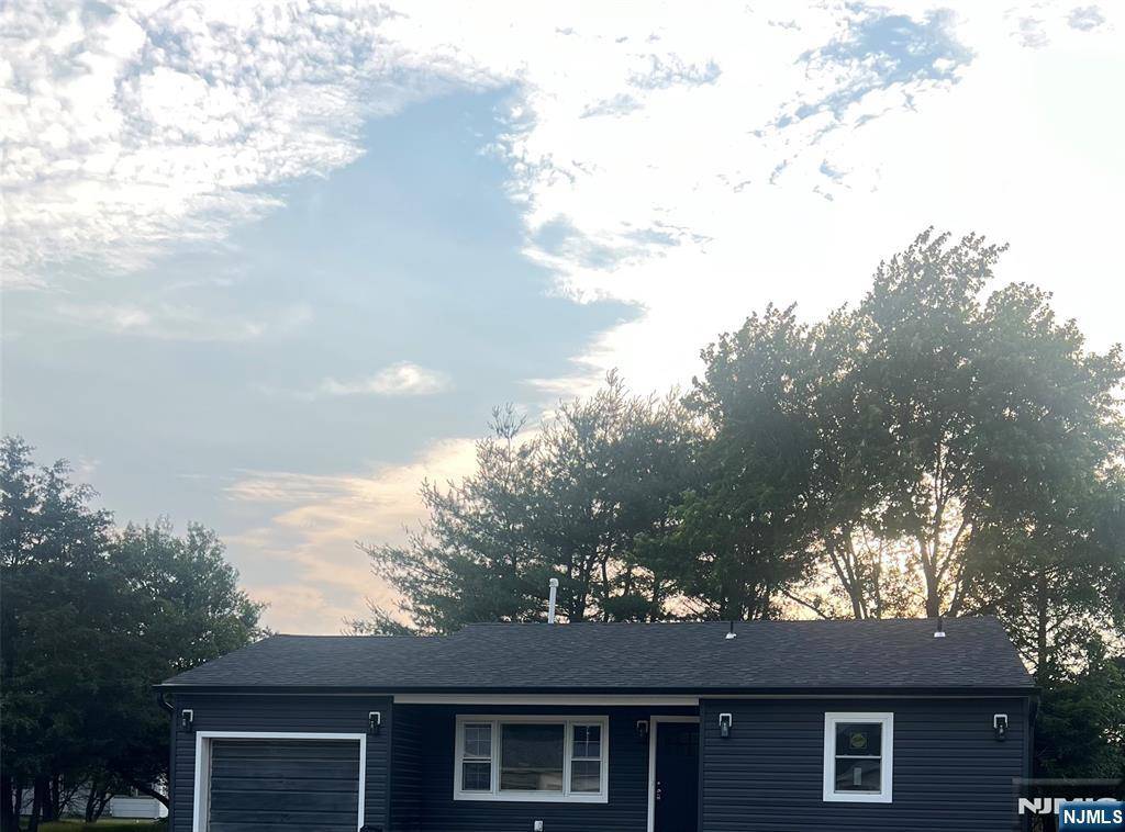 18 Bolingbroke DR, Toms River, NJ 08757