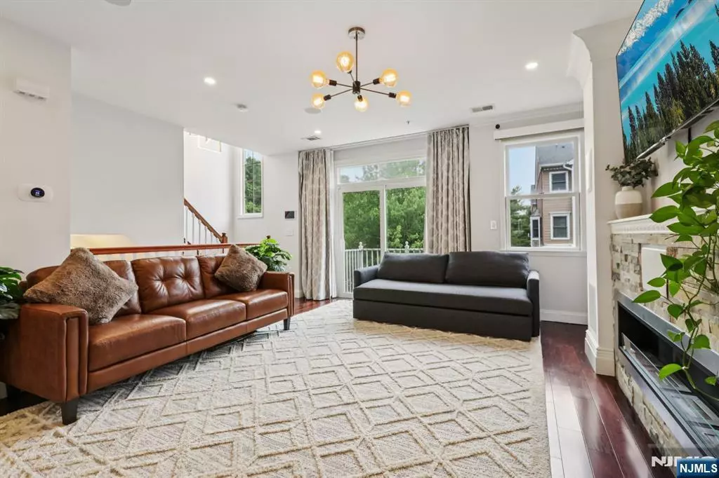 West New York, NJ 07093,313 Midland CT