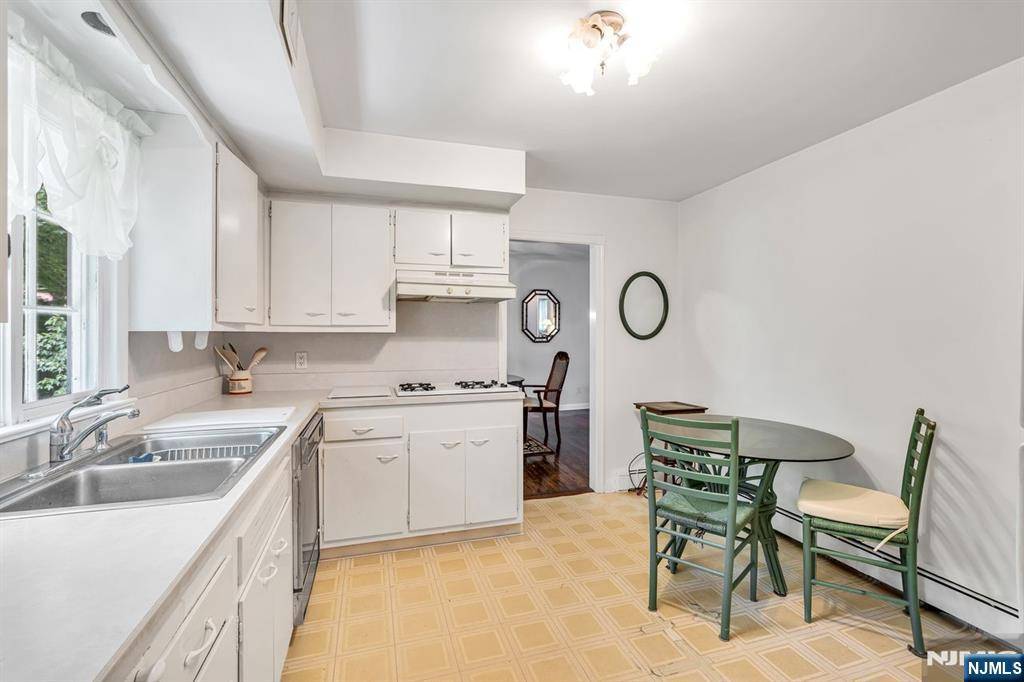 Demarest, NJ 07627,9 Maple AVE