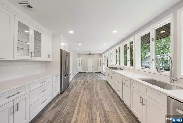 Wyckoff, NJ 07481,39 Edgewood AVE