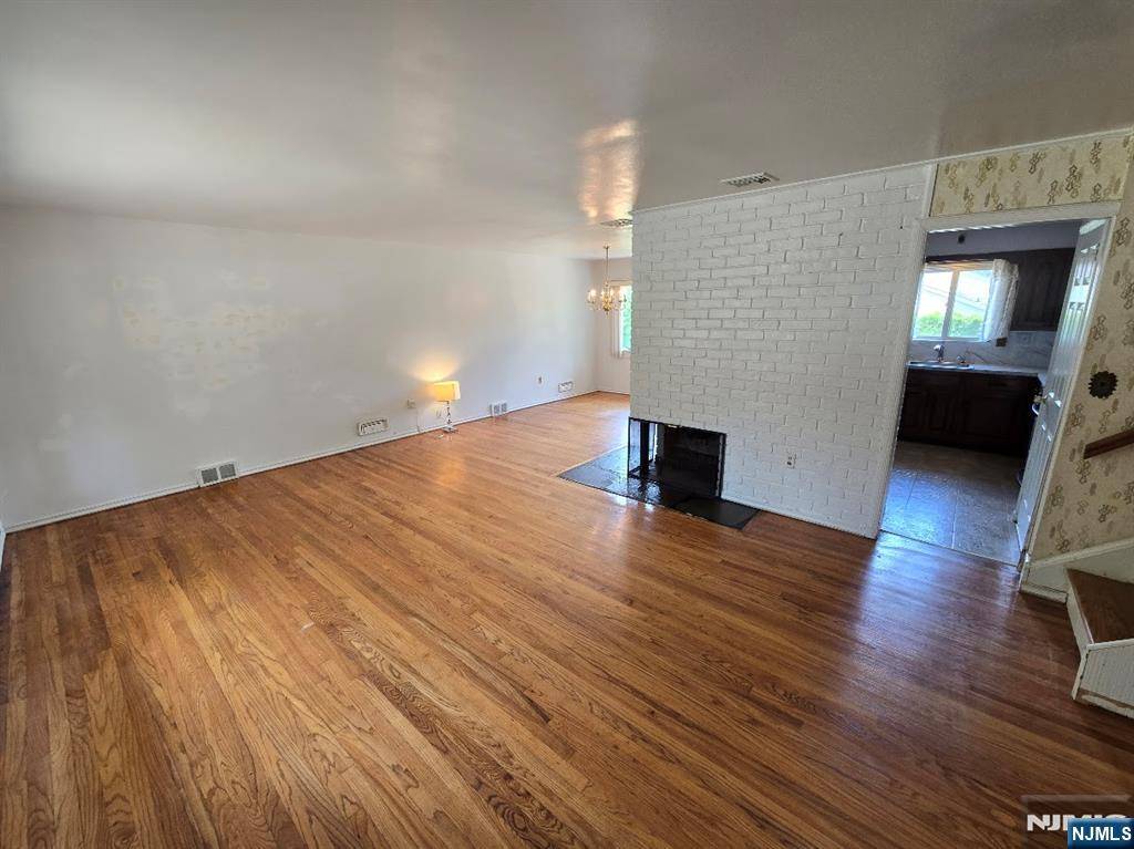 Midland Park, NJ 07432,131 Busteed DR