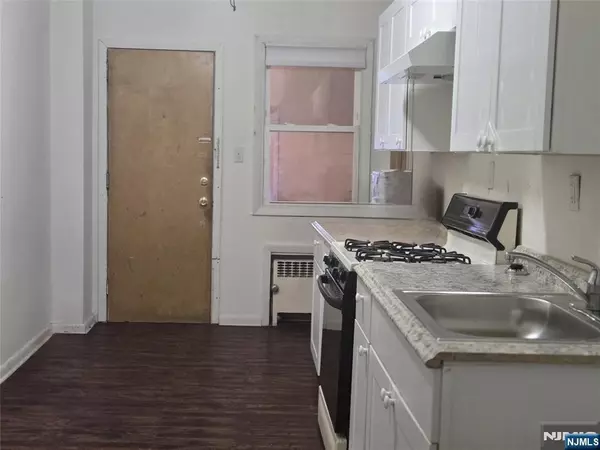 Lyndhurst, NJ 07071,528 Valley Brook AVE #2nd Floor Fr