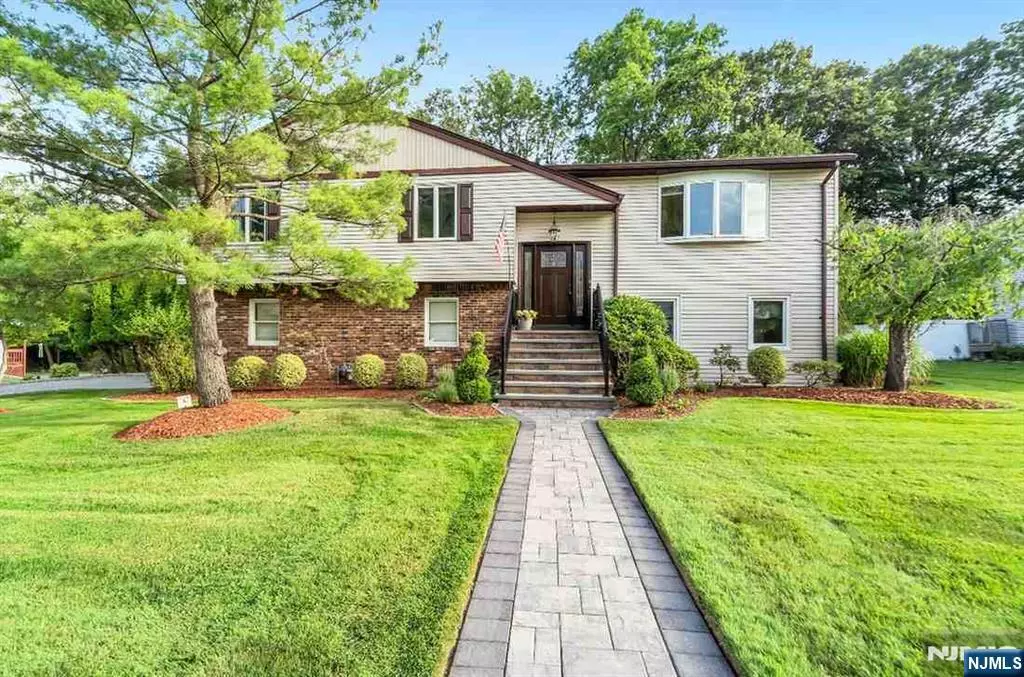 Waldwick, NJ 07463,6 Gateway CT