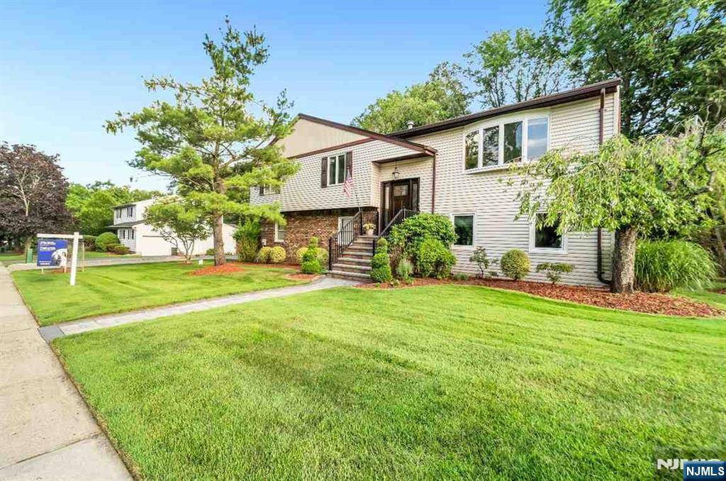 Waldwick, NJ 07463,6 Gateway CT