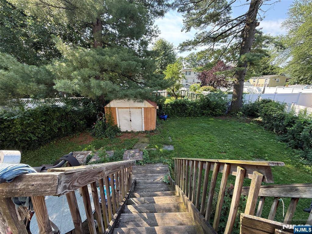 Little Ferry, NJ 07643,23 Henches PL