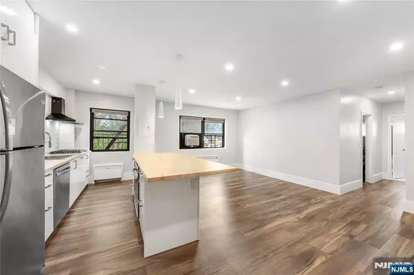 Fort Lee, NJ 07024,3061 Edwin AVE #4G