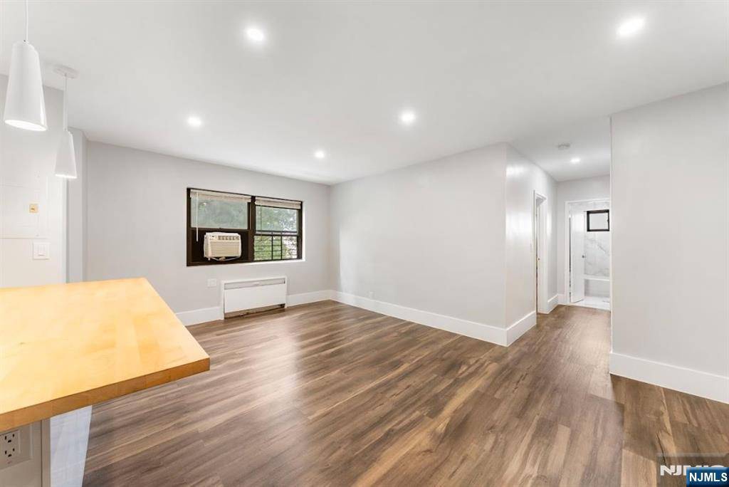 Fort Lee, NJ 07024,3061 Edwin AVE #4G