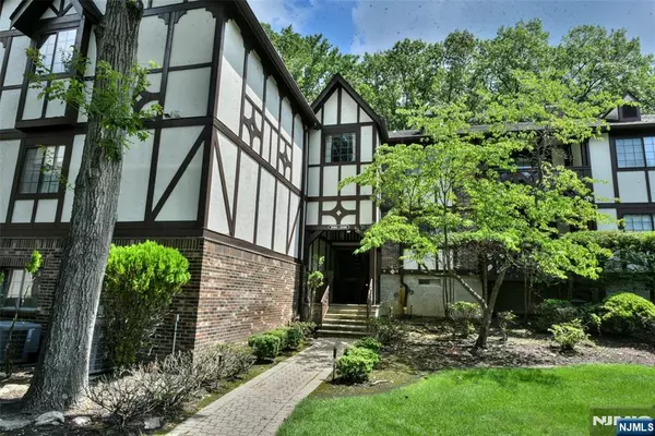 3106 Stowe LN, Mahwah, NJ 07430