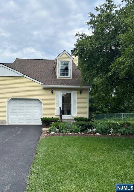 96 Carriage LN, Newton, NJ 07860