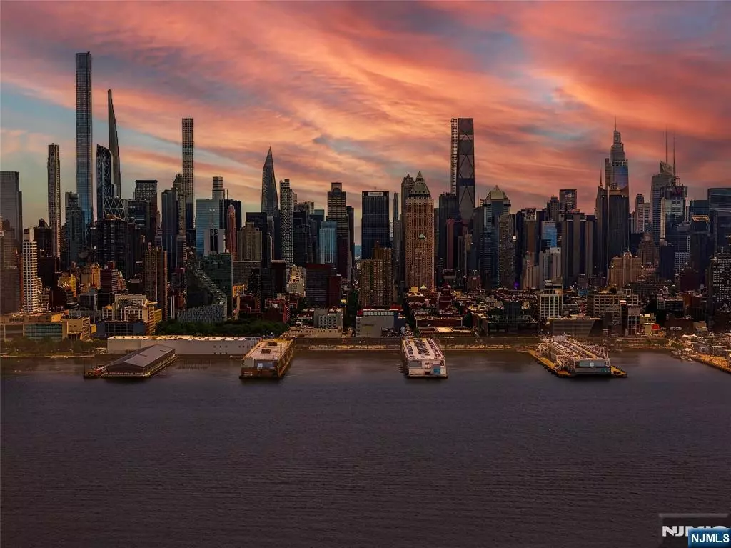 Weehawken, NJ 07086,899 Boulevard East #4O