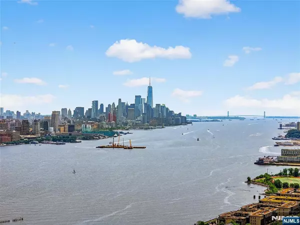 Weehawken, NJ 07086,899 Boulevard East #4O