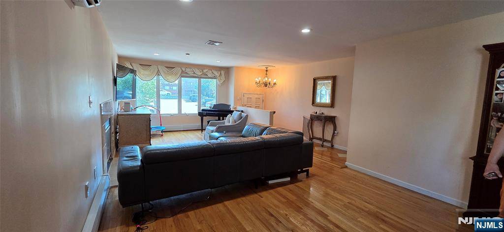 Palisades Park, NJ 07650,10 Edsall AVE #B