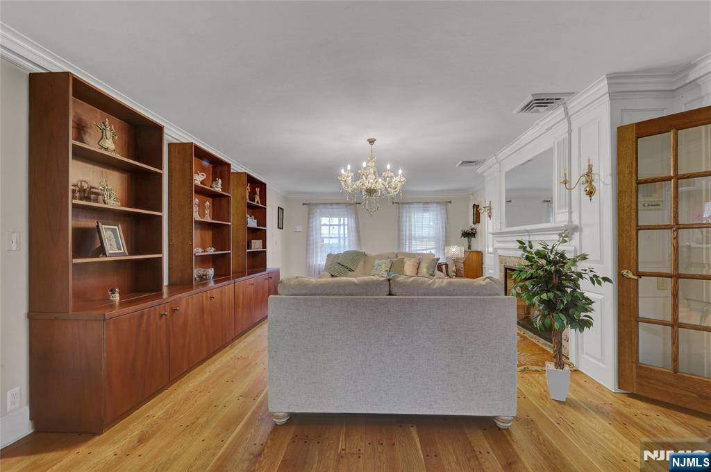 Bergenfield, NJ 07621,11 Clyde CT