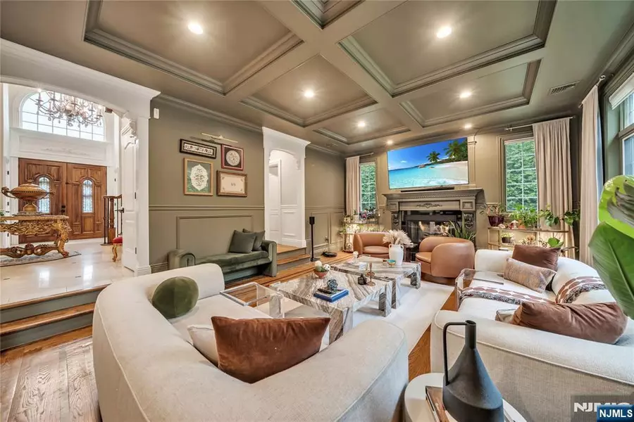 13 Arnold AVE, Closter, NJ 07624