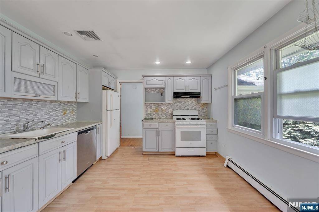 Cresskill, NJ 07626,106 Hillside AVE